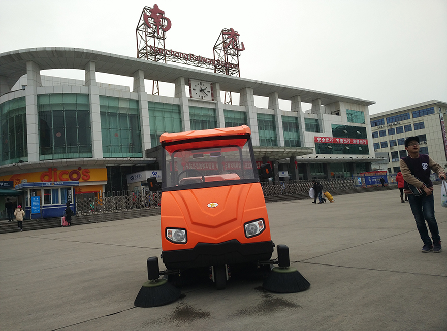 四川驾驶式电动扫地车