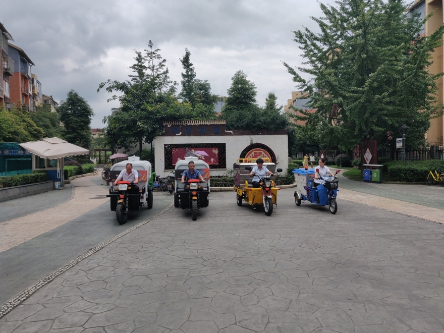 四川电动扫地机，三轮高压清洗车，三轮洒水车，快保车，绿化洒水车 ，临时消防车