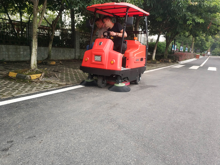1350驾驶式扫地机,四川学校扫地机,成都扫地车