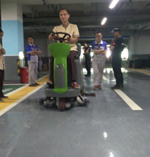 驾驶式洗地机用于物业车库