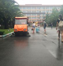 成都电动扫地车服务于成都大学地面清洁