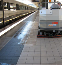 成都洗扫两用机服务于火车站地面清洁