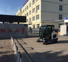 电动全封闭式扫地机在学校地面的运用